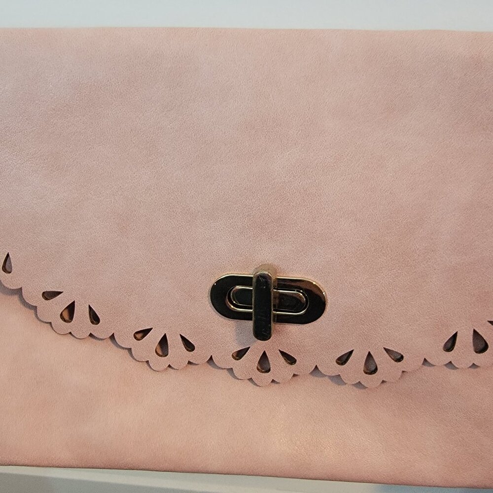 Moda Luxe Lola Pale Pink Turnlock Faux Leather Envelope Clutch/Crossbody Purse - Picture 4 of 16